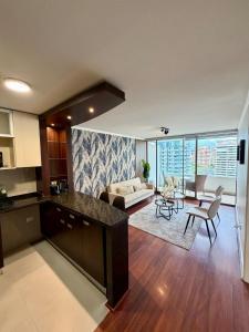 een keuken en woonkamer met een bank en een tafel bij Sky Park Elite in Santiago
