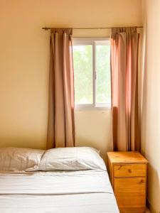 En eller flere senge i et værelse på Cabañas de la bodega Romano-Pin