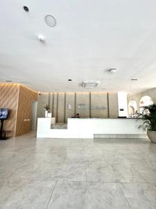 a lobby with a reception desk in a building at Porto Horizonte Suite 1120 in Santa Marta +57 photos