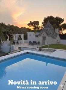 una piscina blu davanti a una casa di Villa Fransisca ad Alberobello