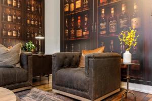 Khu vực ghế ngồi tại Bourbon Themed Family Home Perfect for Groups
