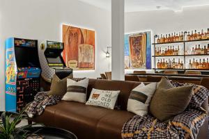 Khu vực ghế ngồi tại Bourbon Themed Family Home Perfect for Groups