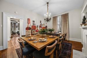 Ảnh trong thư viện ảnh của Bourbon Themed Family Home Perfect for Groups ở Frankfort +65 ảnh