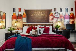 Giường trong phòng chung tại Bourbon Themed Family Home Perfect for Groups