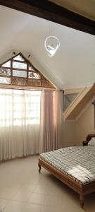 En eller flere senge i et værelse på Flamingo Suites and BnB