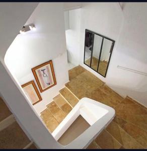 ein Bad mit WC in der Mitte eines Zimmers in der Unterkunft Maison de village familiale Sablet in Sablet