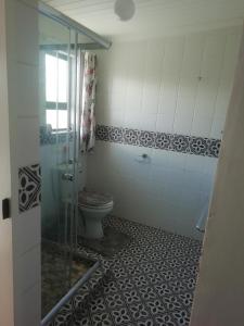 een badkamer met toilet en glazen douche bij PauMar Guesthouse in Sutherland