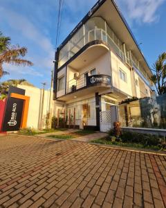 een gebouw met een bakstenen weg ervoor bij Pousada Mar Alto in Ilha Comprida