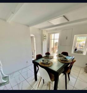 ein Esszimmer mit einem schwarzen Tisch und Stühlen in der Unterkunft Maison de village familiale Sablet in Sablet + 12 Fotos