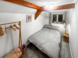 een kleine slaapkamer met een bed in een kamer bij Pilsbury Cottage in Luppitt +3 foto's