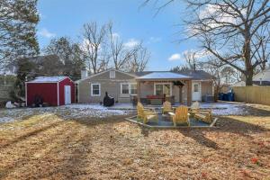 een huis met een picknicktafel en een rode schuur bij Cozy 4BR Retreat - Private backyard, Gazebo & Grill in Fairfax