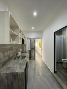 Et badeværelse på Almond Suites