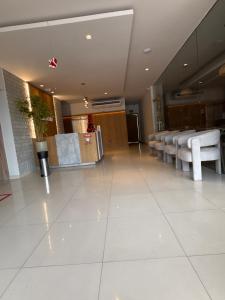 马卡帕诺特酒店的大堂设有白色椅子等候室