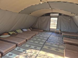 Nevatimחאן בכפר במשק בלה מאיה - האוהל的一间设有帐篷的客房,里面配有床铺 更多19张照片