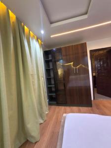 Postel nebo postele na pokoji v ubytování Warm,Cozy & Stylish 1bed apt in the heart of lekki