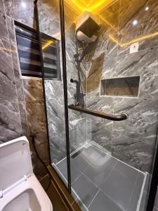 Koupelna v ubytování Warm,Cozy & Stylish 1bed apt in the heart of lekki + 4 fotografie