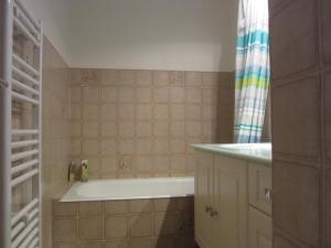 un bagno con vasca e lavandino di les Beraudes 1 a Névache