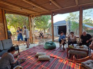 Nevatimחאן בכפר במשק בלה מאיה - האוהל的一群人坐在帐篷地板上