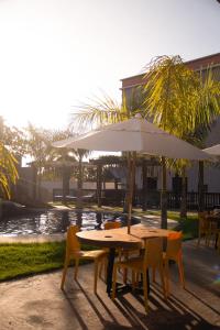 tavolo e sedie con ombrellone bianco di Ap Da Ilha ad Alter do Chão Altre 51 foto