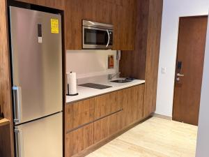 プラヤ・デル・カルメンにあるStudio de luxe Duna 206の冷蔵庫と電子レンジ付きのキッチン