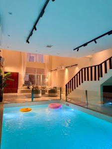 Hồ bơi trong/gần Roma chalet استراحة روما بدية