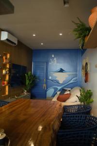 una camera con un grande tavolo in legno e un letto di Ap Da Ilha ad Alter do Chão