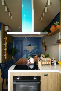 una cucina con fornello forno superiore accanto a un tavolo di Ap Da Ilha ad Alter do Chão