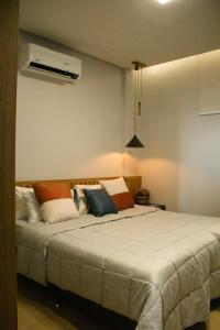 una camera da letto con un letto grande con cuscini sopra di Ap Da Ilha ad Alter do Chão