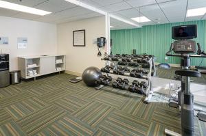 ein leerer Raum mit einem Fitnessstudio und einem Simulator in der Unterkunft Holiday Inn Express Lexington by IHG in Lexington