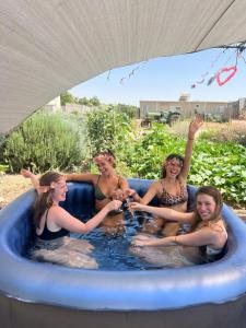 Nevatimחאן בכפר במשק בלה מאיה - האוהל的一组坐在热水浴缸中的人