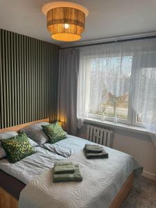 ein Schlafzimmer mit zwei Betten mit Handtüchern darauf in der Unterkunft Apartament -Jak w domu- Czeladź 60m2 Centrum Katowic 10km in Czeladź