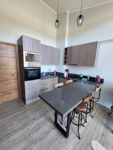 eine Küche mit einem schwarzen Tisch und einigen Stühlen in der Unterkunft departamento frutillar in Frutillar