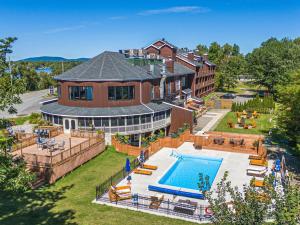 une vue aérienne d'un complexe hôtelier avec piscine dans l'établissement Hotel Lac Brome, BW Signature Collection, à Lac-Brome