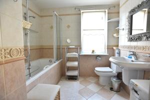 Phòng tắm tại Comfort Zone Ostróda CITY & LAKE