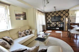 a living room with a couch and a table at Comfort Zone Ostróda CITY & LAKE in Ostróda