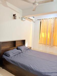 Een bed of bedden in een kamer bij Square Greens