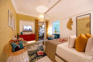 una habitación de hotel con una cama y un sofá en Suite Apartment Capri con Jacuzzi in Piazzetta, en Capri
