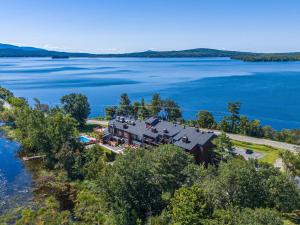 Vue aérienne d'une maison sur la rive d'un lac dans l'établissement Hotel Lac Brome, BW Signature Collection, à Lac-Brome