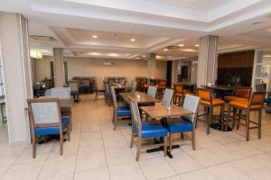 En restaurant eller et andet spisested på Deer Lake Horizon Hotel, BW Signature Collection