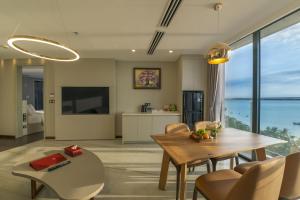 TV a/nebo společenská místnost v ubytování WorldHotels Long Beach Resort Phu Quoc