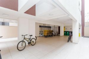 Eine Gruppe von Fahrrädern war in einem großen Raum geparkt. in der Unterkunft Edifício La Tour Residence | Centro – Curitiba in Curitiba