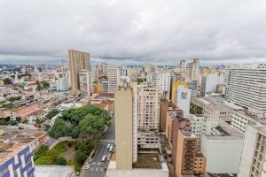 Blick auf eine Stadt mit hohen Gebäuden in der Unterkunft Edifício La Tour Residence | Centro – Curitiba in Curitiba