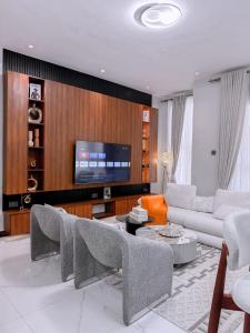 Χώρος καθιστικού στο Ivys Cozy Homes Kampala B5
