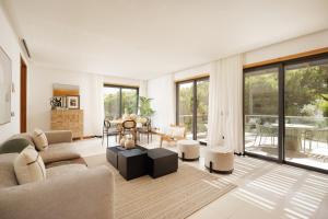 un soggiorno con un divano e un tavolo di Vale Do Lobo Resort a Vale do Lobo