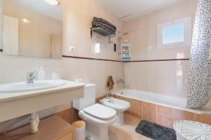 ein Badezimmer mit Waschbecken, Toilette und Badewanne in der Unterkunft Bungalow - Playa Maspalomas in San Bartolomé de Tirajana + 27 Fotos