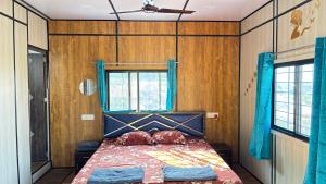 Postel nebo postele na pokoji v ubytování Porta home for 06 to 08 people, 40 km from Pune