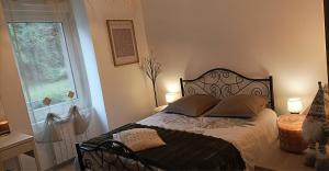 Ένα ή περισσότερα κρεβάτια σε δωμάτιο στο Panoramique floral au cœur des illuminations Noël