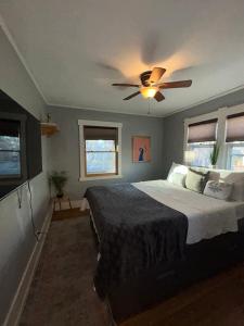 una camera con letto e ventilatore a soffitto di A Beautiful 1920's classic in the Heart of it All-Coffee, Dining, & medical care nearby a Denver
