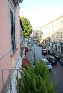 Blick auf eine Straße mit geparkten Autos in der Unterkunft Pompei suite via roma 16 in Pompei