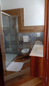 ein Badezimmer mit Glasdusche und Waschbecken in der Unterkunft Pompei suite via roma 16 in Pompei + 58 Fotos